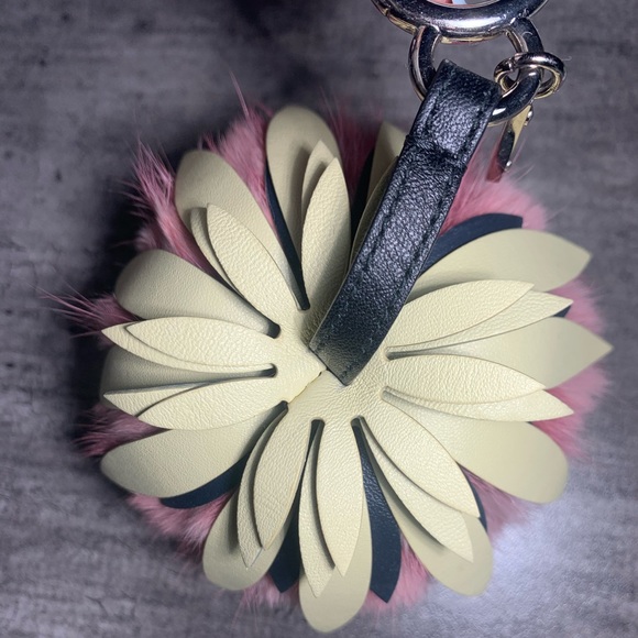 [SOLD OUT] Fendi Fruits ‘Pineapple’ Mink Keychain - Picture 5 of 6